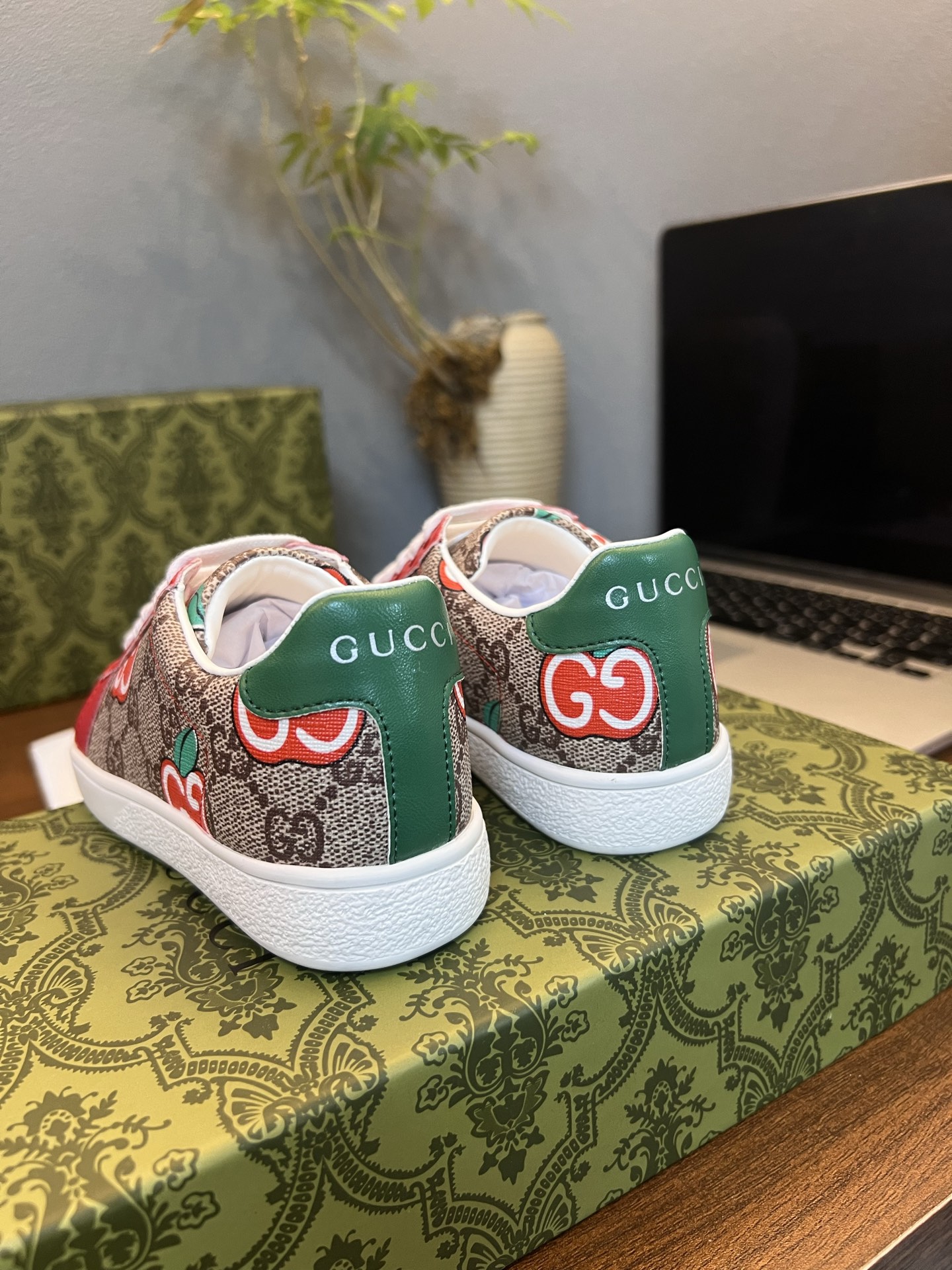 Children's shoes child